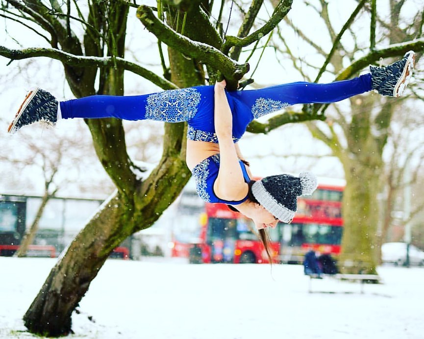 Yoga Waist 5 Inch Blue Snowflake/Tree Print Leggings – CELEBRITY